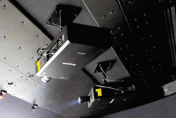 天井に設置された2台のPT-RQ13KJ