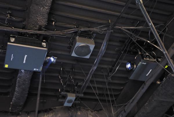 写真：天井に設置された2台のPT-RZ660JB