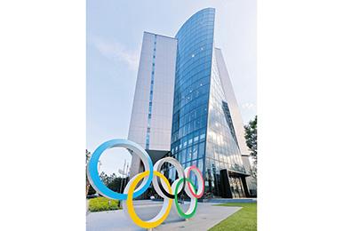 写真：五輪のオブジェ前に聳えたつオリンピックミュージアムのビル外観