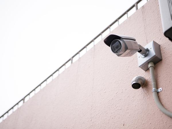 写真：外周を監視する屋外ネットワークカメラ