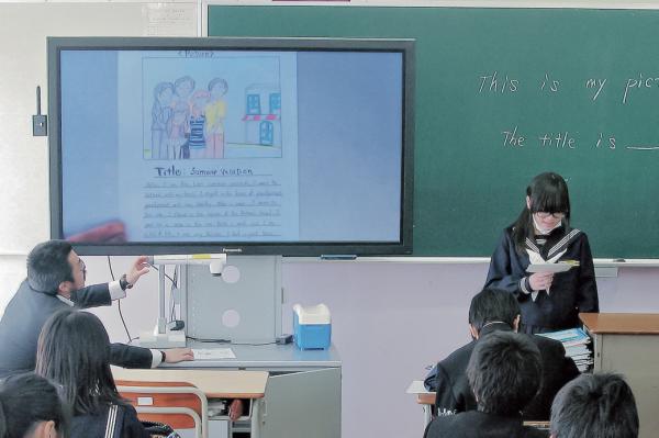 写真：英作文を拡大表示してプレゼンテーション。姫路市の子どもたちは、このような発表の体験を小学校から何度も経験しているため、自己表現力が高められている