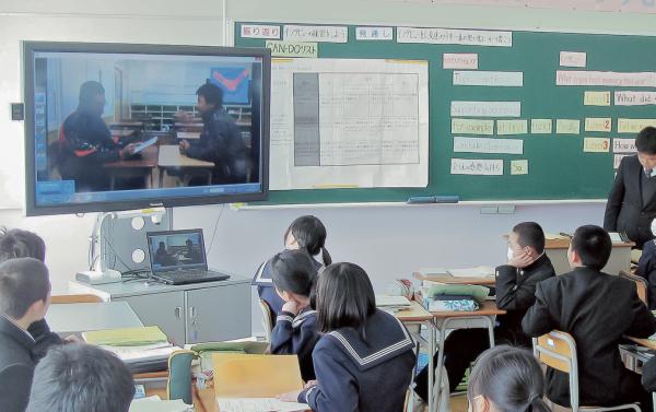 写真：教師が作成したオリジナル動画を使っての授業は、生徒の興味を高める有効な教材となった