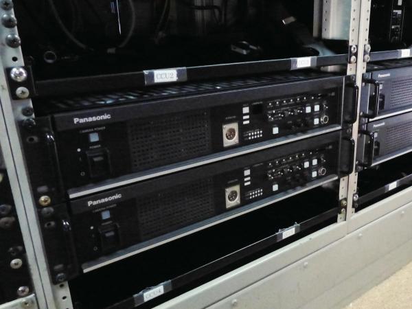 写真：中継車内に積載されたカメラコントロールユニット（CCU）AK-UCU500