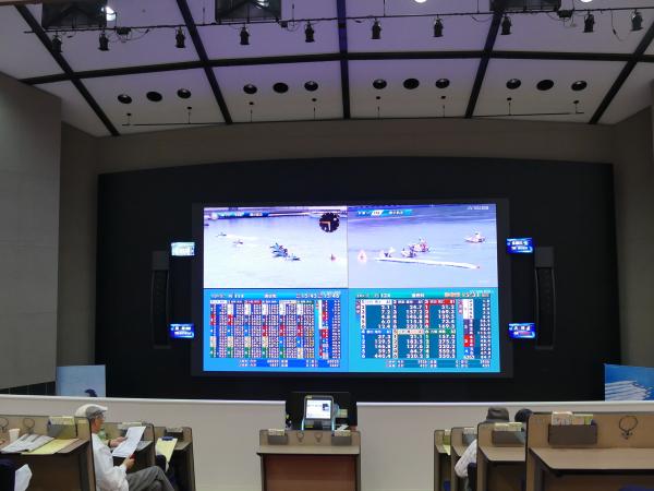 写真：高さ27メートルのメインホールより見るLED大型映像装置