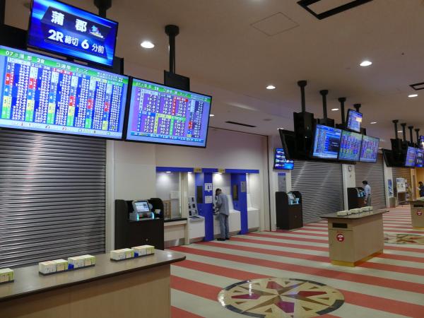 写真：投票所前のモニター