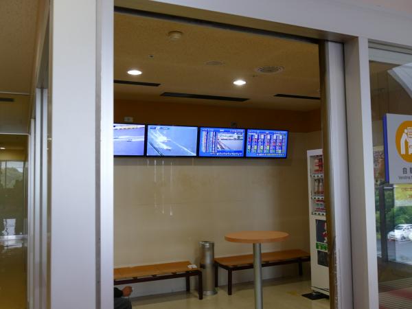 写真：喫煙所のモニター
