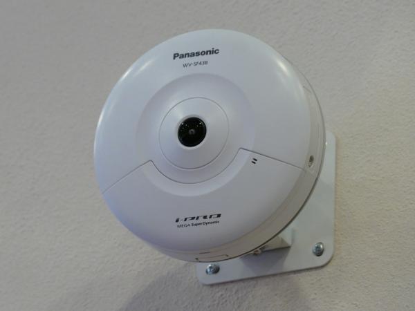 写真：全方位ネットワークカメラ（WV-SF438）