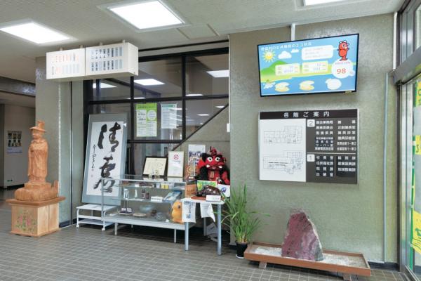 写真：野田村役場エントランスに設置されたデジタルサイネージ