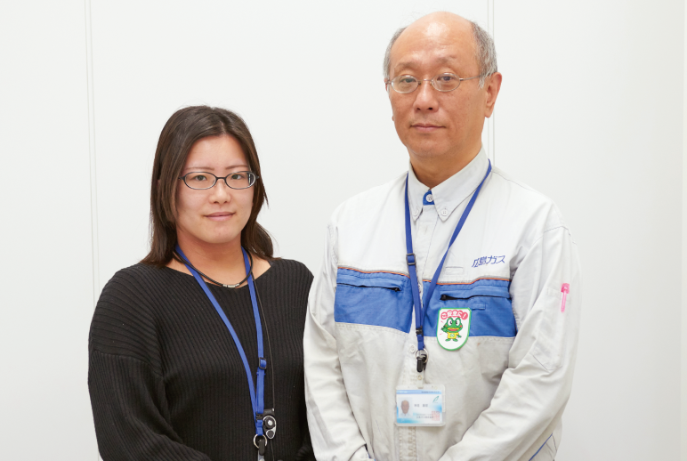 写真：導管事業部 設備管理部 導管維持グループ 課長代理 神垣 康郎 様（写真右）総務部 総務グループ 主任 吉田 亜希子 様（写真左）