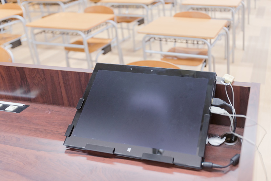写真：専用のタブレットでシステムの一括操作が行える