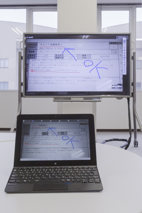 写真：電子黒板に手書きした情報も共有することができる
