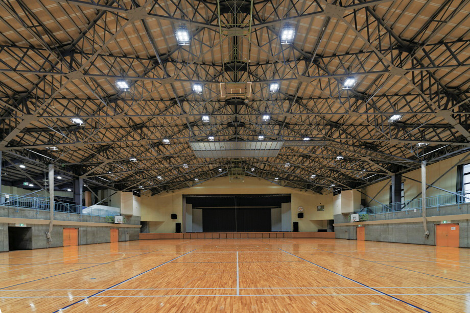 写真：体育館に設置された高天井用LED