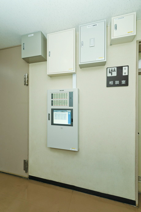 写真：村役場の照明制御盤、電力測定器