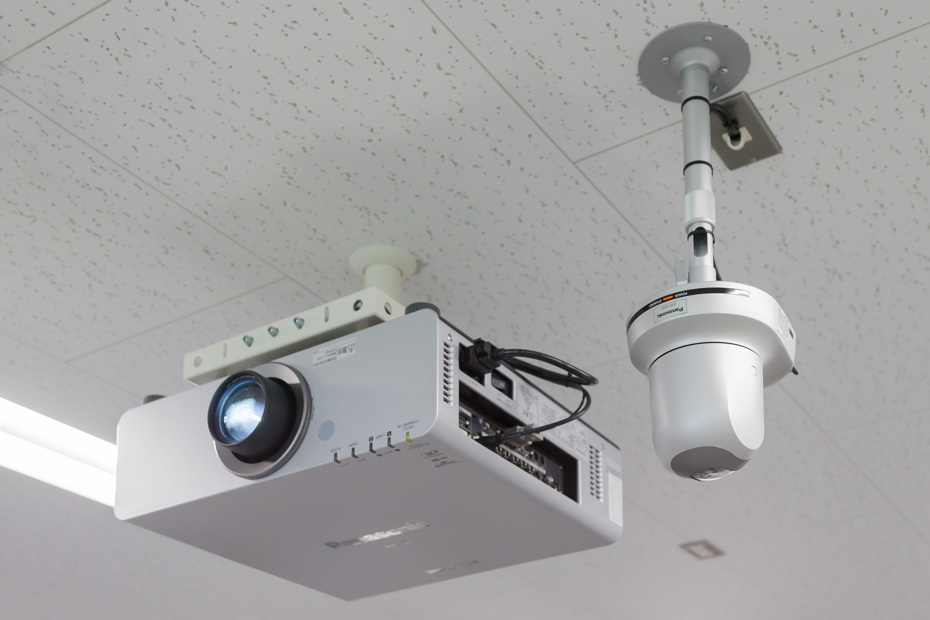 写真:天井面に設置されたHDカメラとプロジェクター