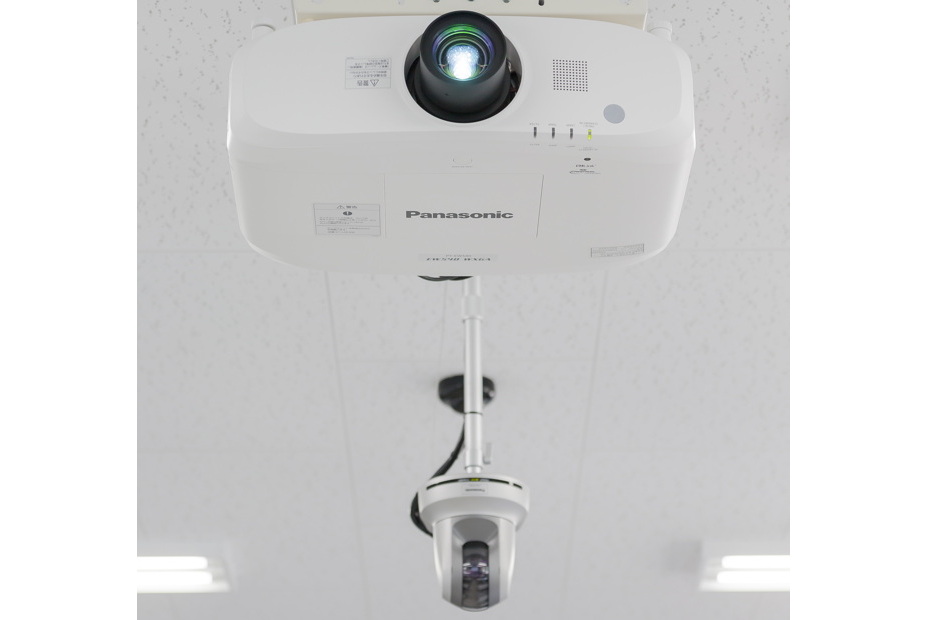 写真:天井面に設置されたHDカメラとプロジェクター