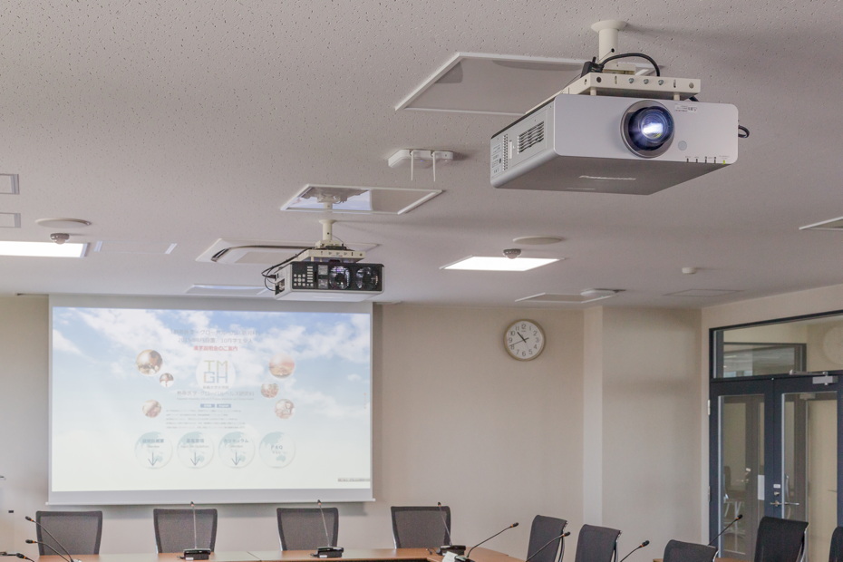 写真:議題映像やTV会議映像を映写するプロジェクター