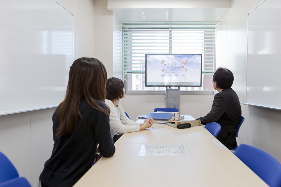 写真:ディスカッションルームには
学生が持参したPCタブレットを
複数台同時表示可能なネットワーク
液晶ディスプレイを設置