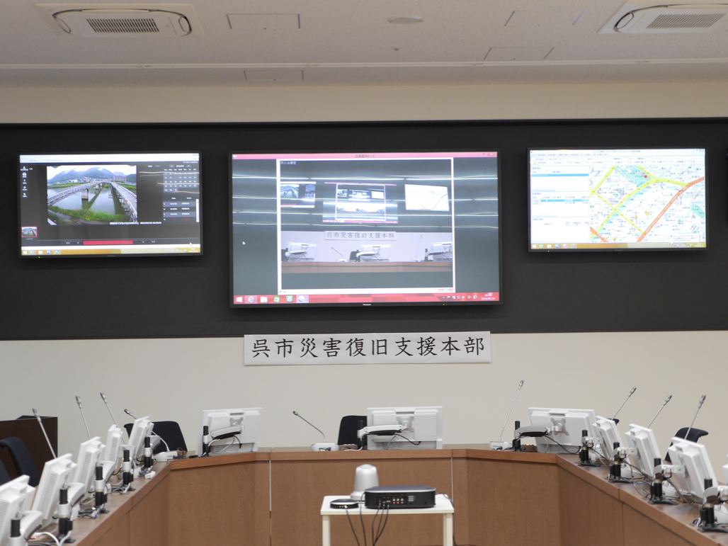 写真:正面は98v型4K液晶ディスプレイ、両サイドには65v型液晶ディスプレイを2台設置