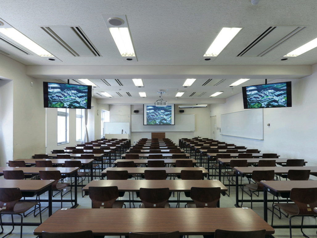 写真：PT-RW630JWの他に、55型TH-55LFE8Jをサブディスプレイとして設置