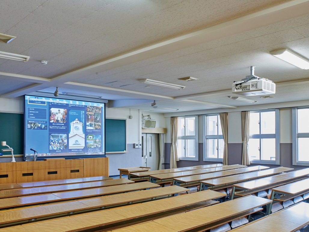 写真：外光が入る教室でも鮮明な画像を投写