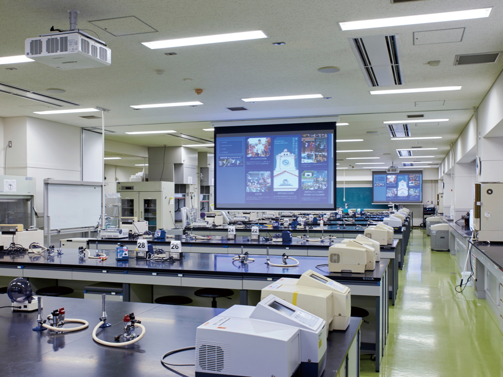 写真：三田キャンパスでは生命科学実験室で、レーザープロジェクターが精密な映像を投写