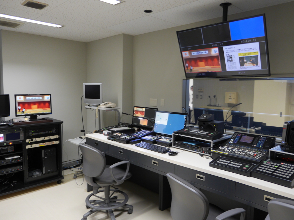 写真:調整室内 操作機器