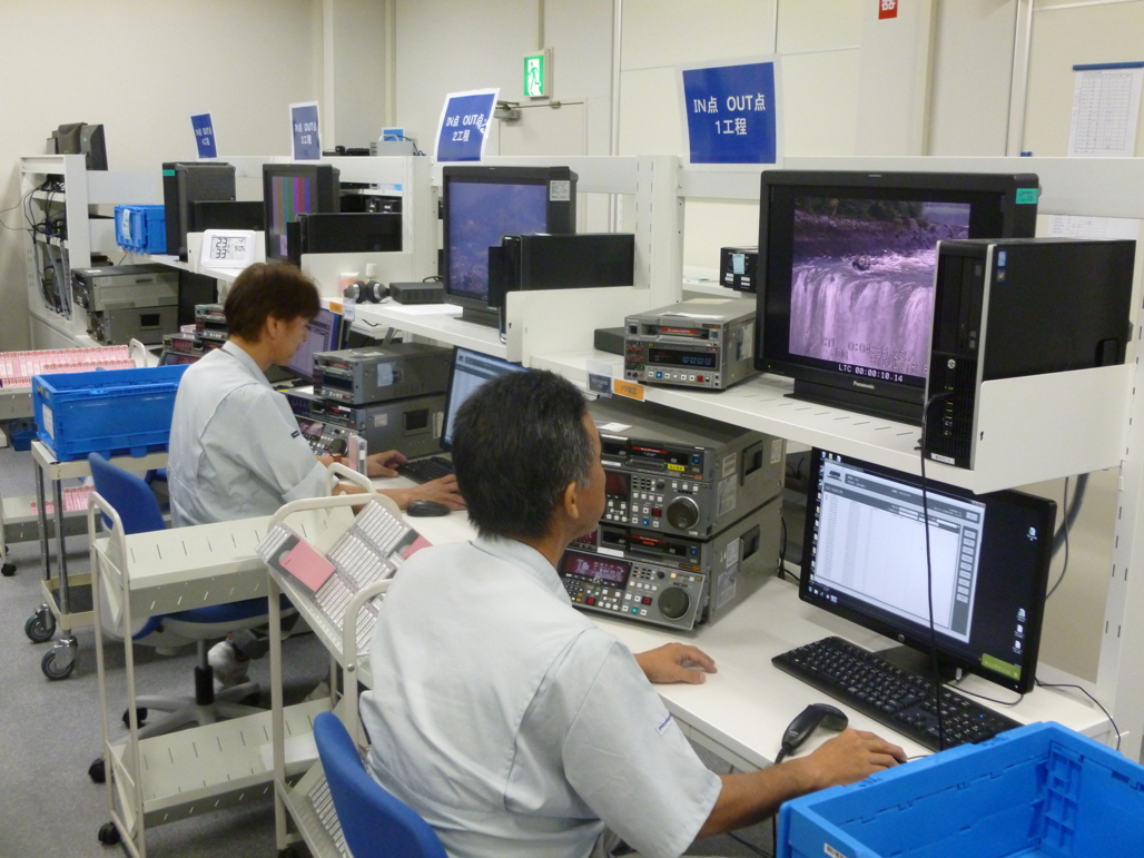 写真:VTR技術者によるアーカイブ作業