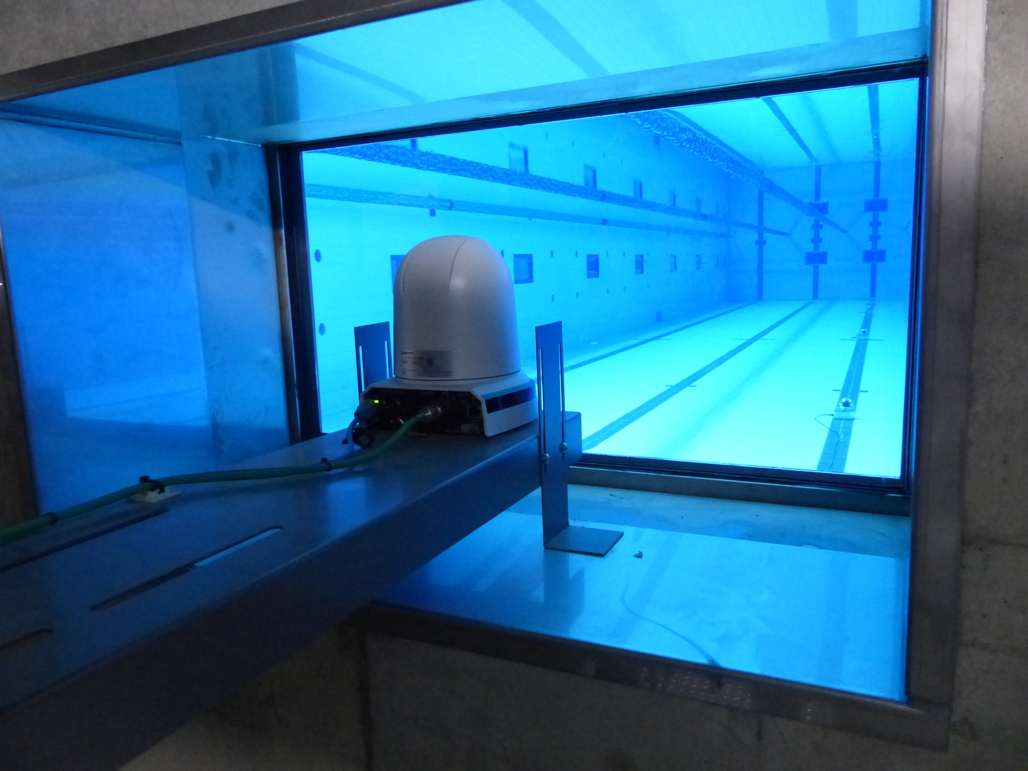 写真:水中壁面に設置されたカメラ