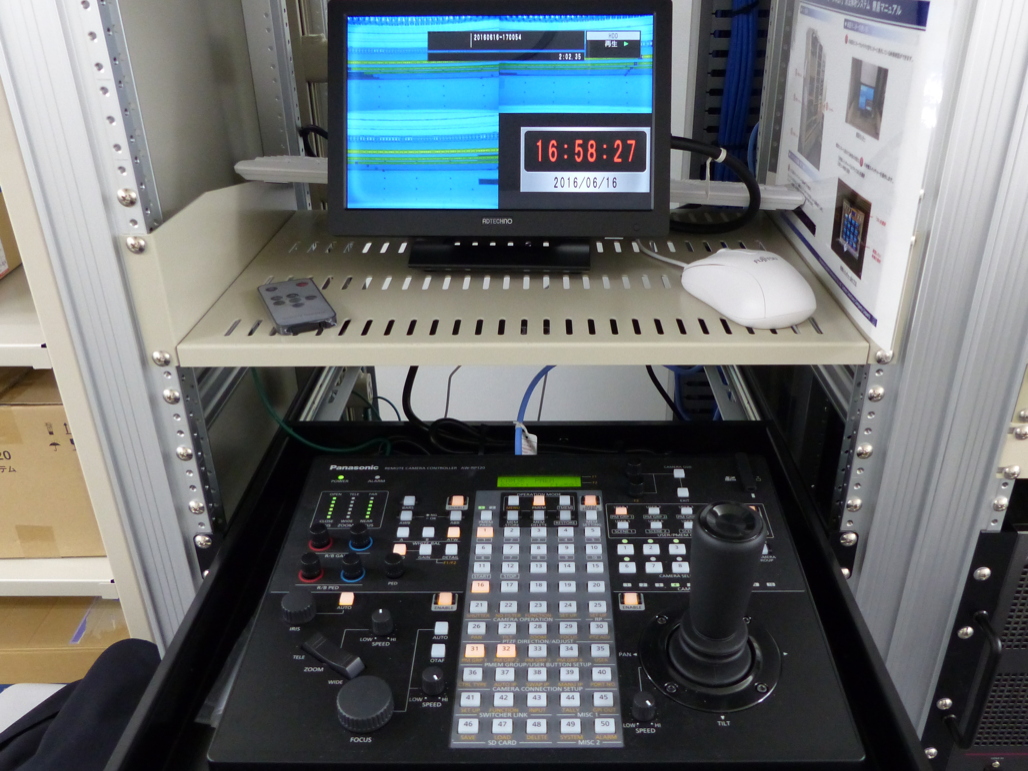 写真:カメラはリモートカメラコントローラーAW-RP120Gでリモートコントロール