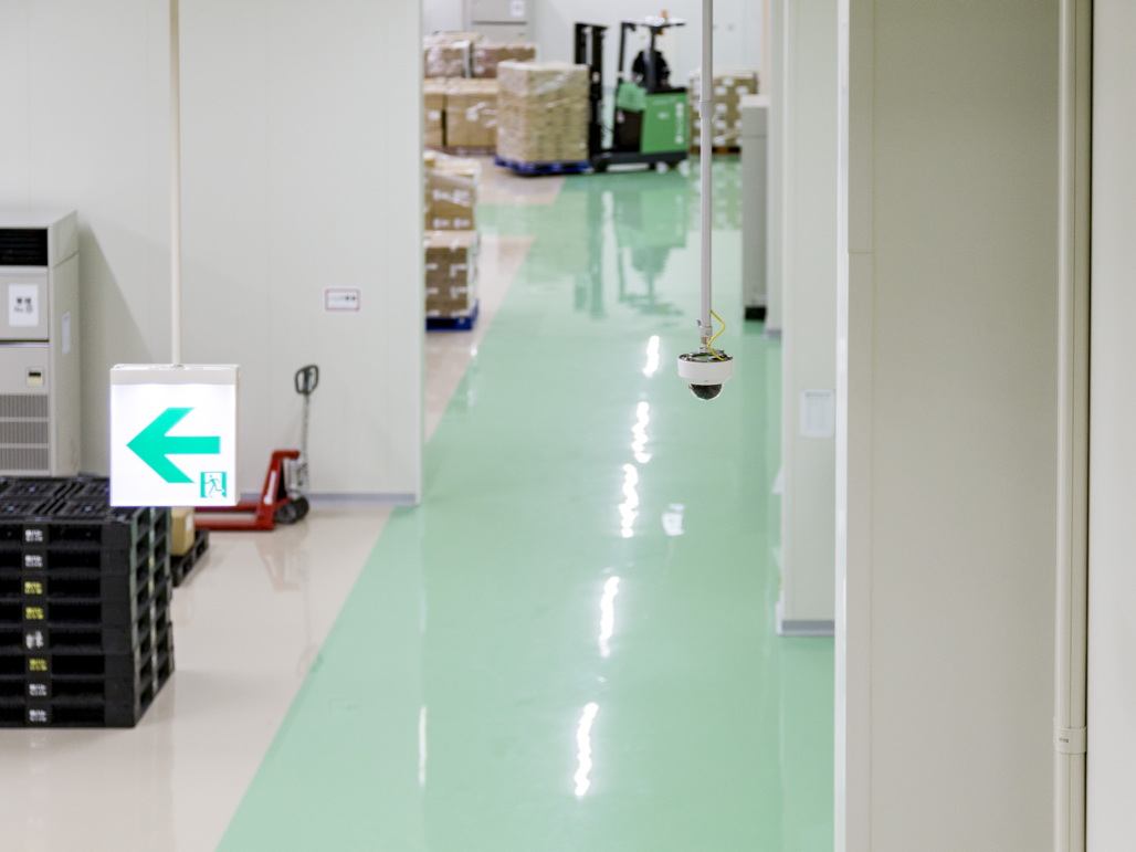 写真：完成品の保管場所通路はドーム型ネットワークカメラ WV-SFN310AJでモニタリング