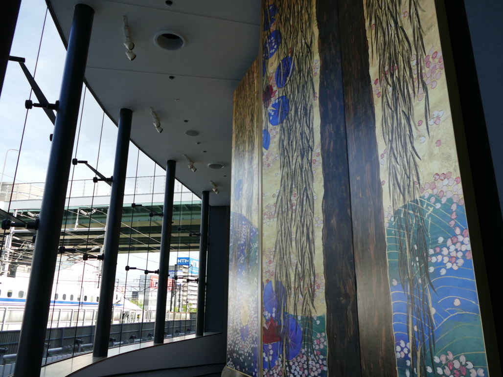 写真：新幹線を臨むグローバルコンベンションホール