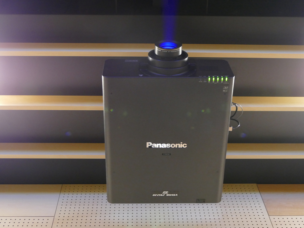 写真：メイン映像送出にはPT-DZ21K2Jをご採用