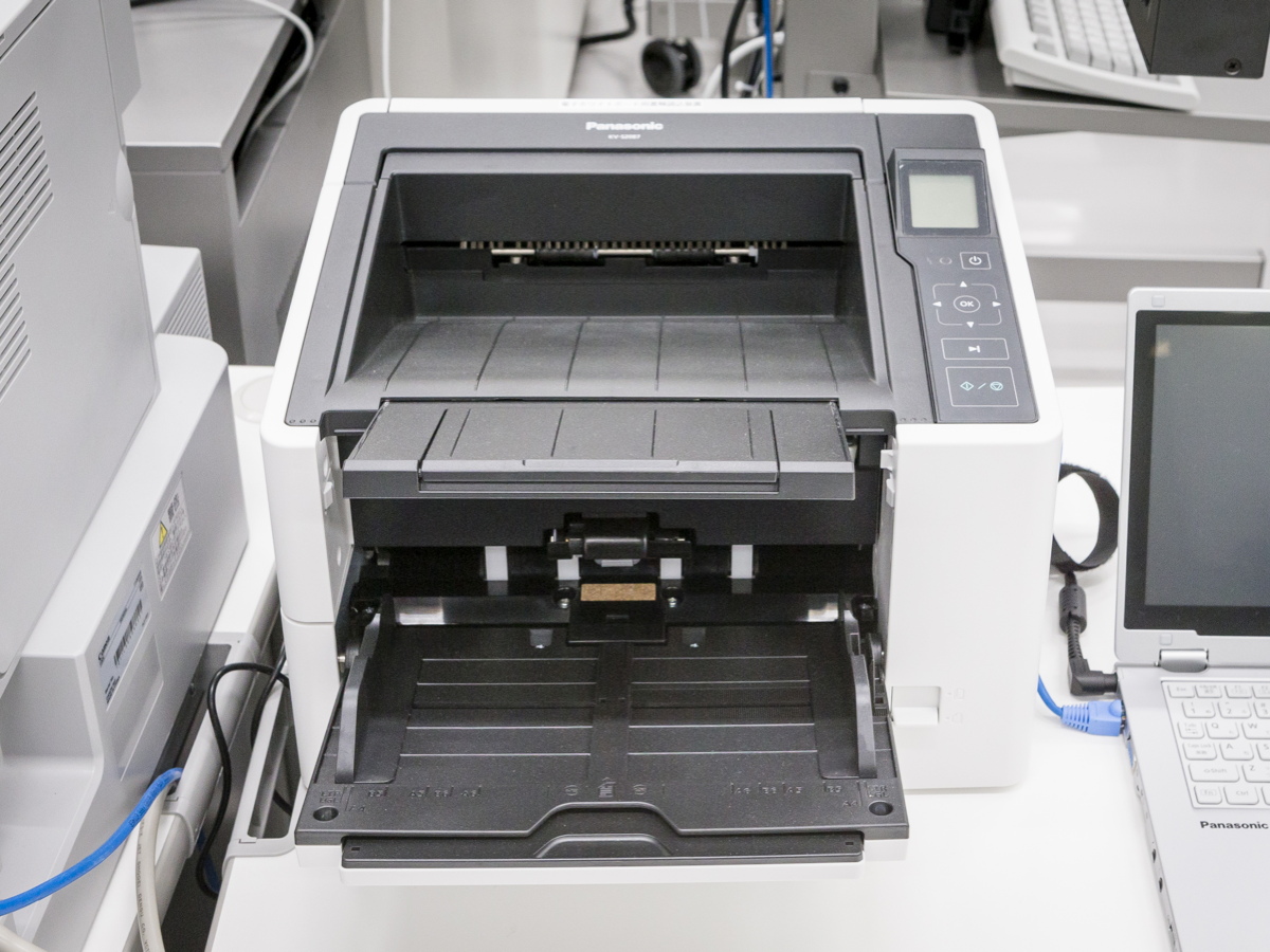 写真:紙媒体の取り込み用に導入された高速スキャナー