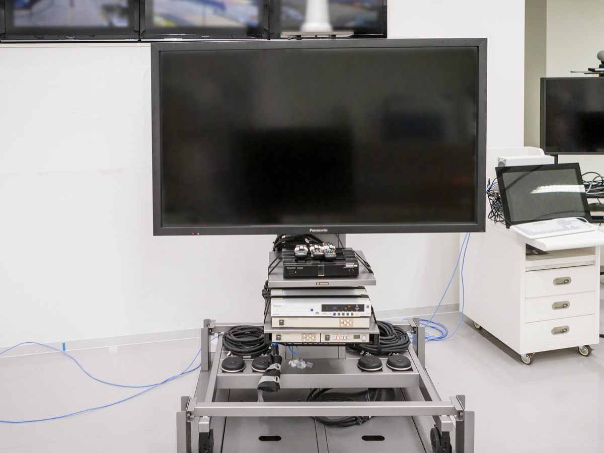 写真:本部など他拠点との情報共有はテレビ会議システム「HDコム」を使用