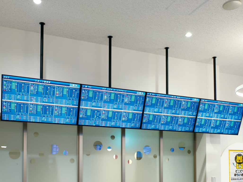 写真:入場口の左右2カ所に4台ずつ配置されたTH-55LFE8J。8場分のオッズ情報や成績を表示