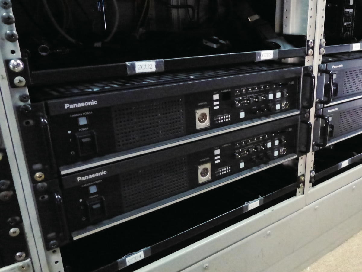 写真：中継車内に積載されたカメラコントロールユニット（CCU）AK-UCU500