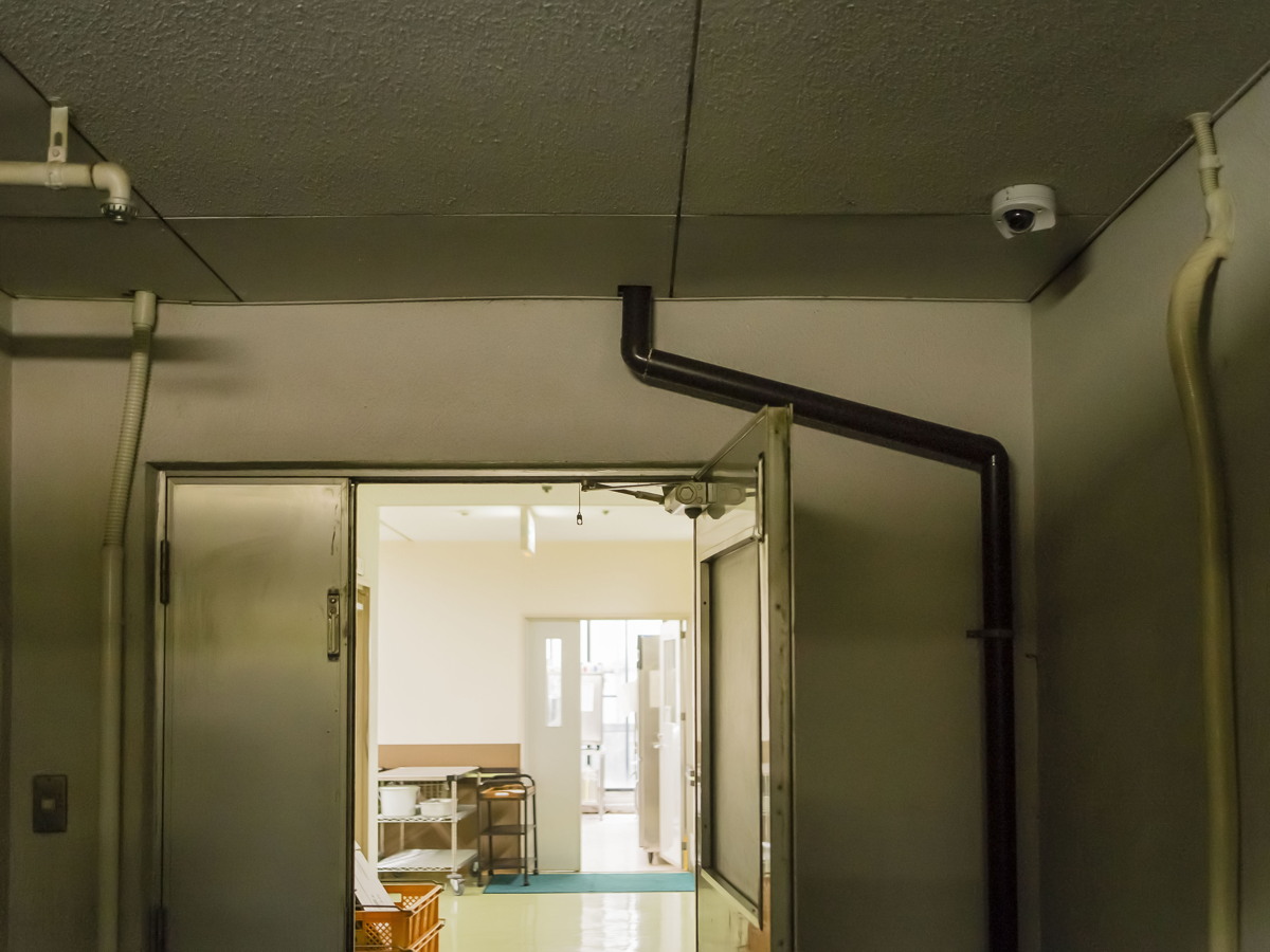 写真:EおよびF非常口と業務用通路外