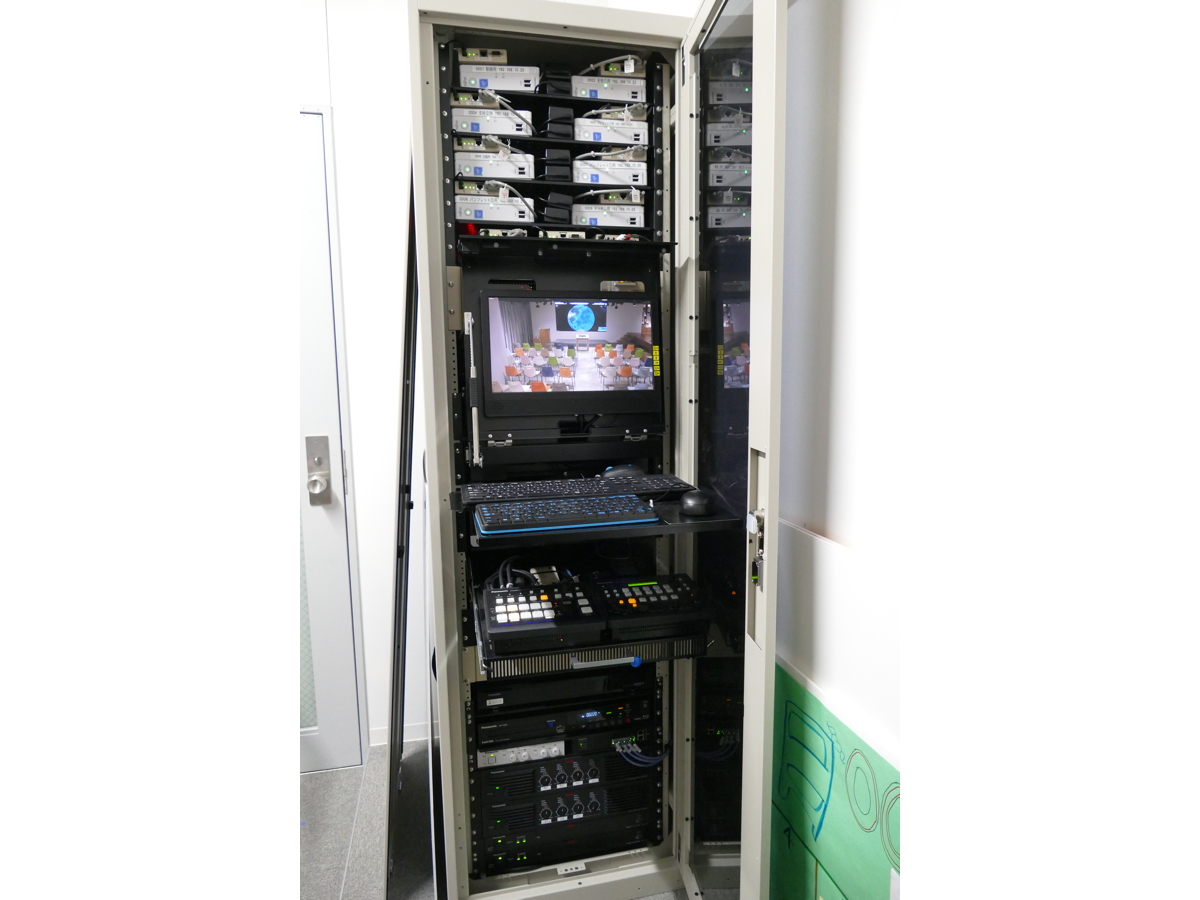 写真:バックヤードから機器が制御可能