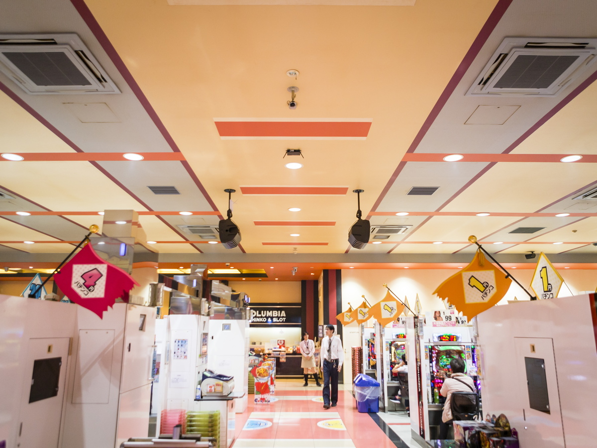 写真:たくさんのパチンコ台やパチスロ台が並ぶホール