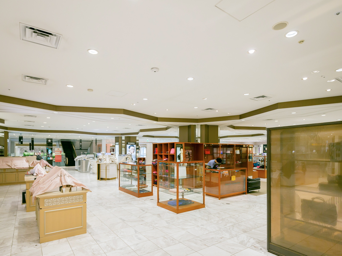 写真：店内通路に設置した全方位ネットワークカメラ