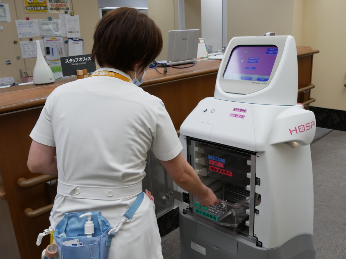 写真：ICタグで認証し収納庫を解除