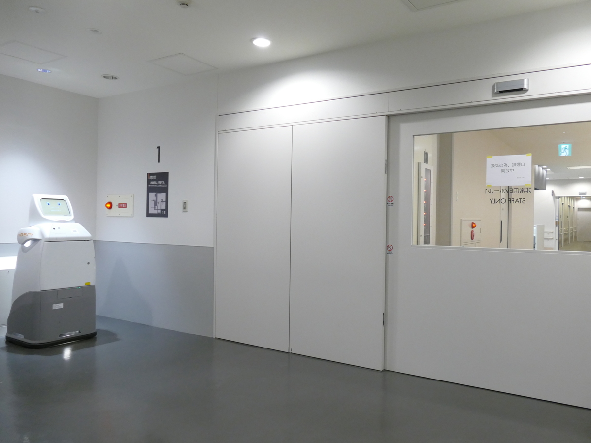 写真：「HOSPI」が認証自動扉の開閉を行い移動