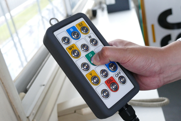 写真:ポストに設置されたLEDパネル型信号機のコントローラー