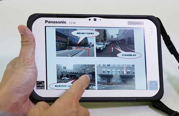 写真：（導入後）これまではプリントアウトしてファイルなどに整理していた各種資料がFZ-B2でいつでも最新を閲覧できるように。
