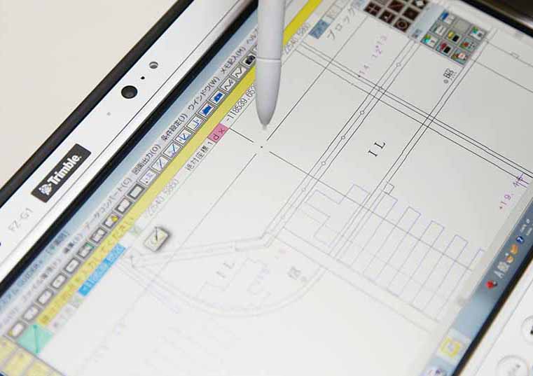 写真:FZ- G1では、手書きに適したデジタイザーペンに対応。タッチペンを浮かせた状態でもペン先の位置が感知できるため、誤入力が少なく、精密なCAD図面作成もスムーズ。