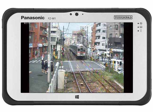 写真:踏切で異常が発生した際、踏切監視カメラの映像をTOUGHPADで受信(画像は実際の踏切監視カメラの映像です)。