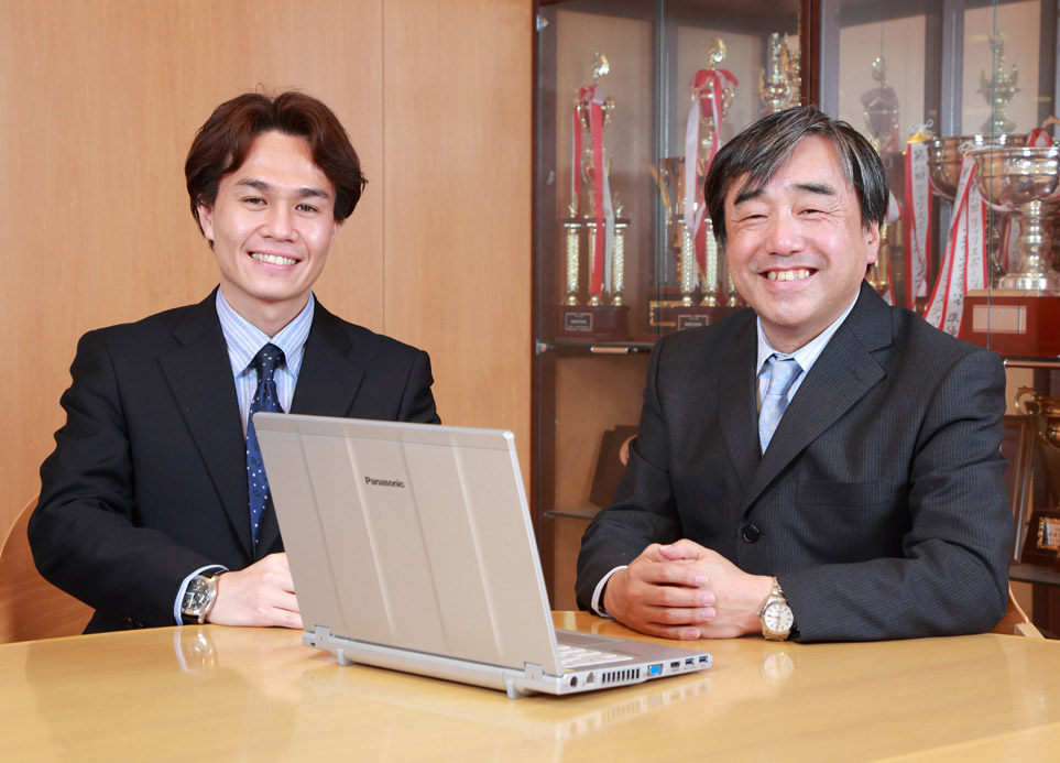 写真:校内どこへでも気軽に持ち運び、教員同士、大画面を見ながらコミュニケーションを図れるようになりました