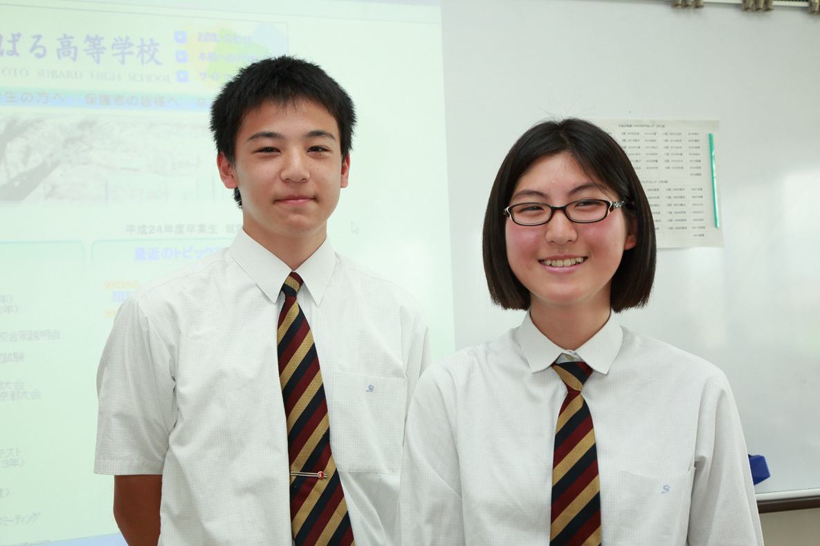 写真:情報科学科の池田さん(左)と清水さん(右)。最新のパソコンで学べる喜びとともに、CF-AX2の使いやすさを実感しておられました。