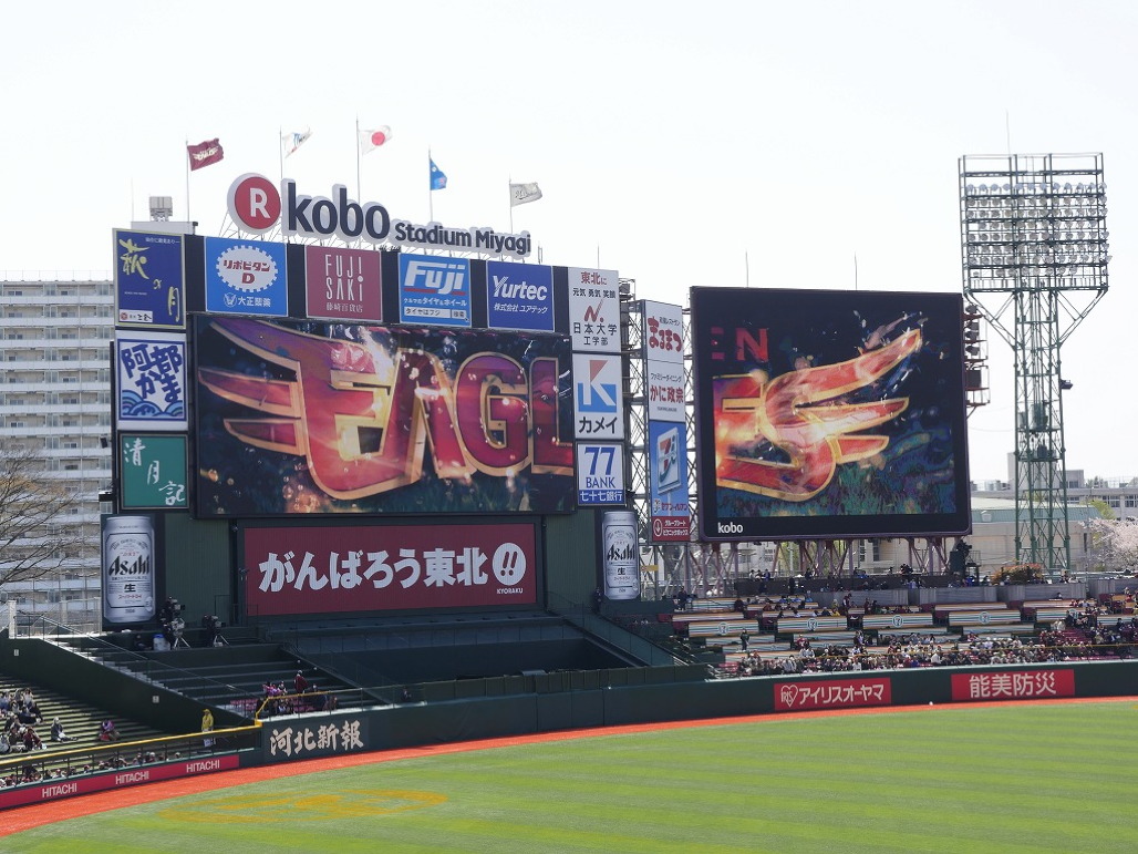 写真:大型LEDビジョン(左)と他社製のビジョンが並ぶ