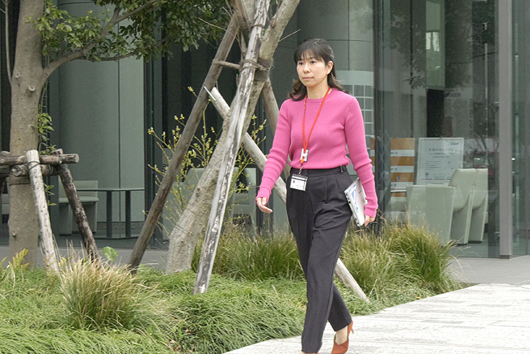 写真：また徒歩５分程度の所にある別の部署との打ち合わせの際には、CF-RZ6だけを持って移動するように。紙の資料を持たないため、手軽で身軽に。